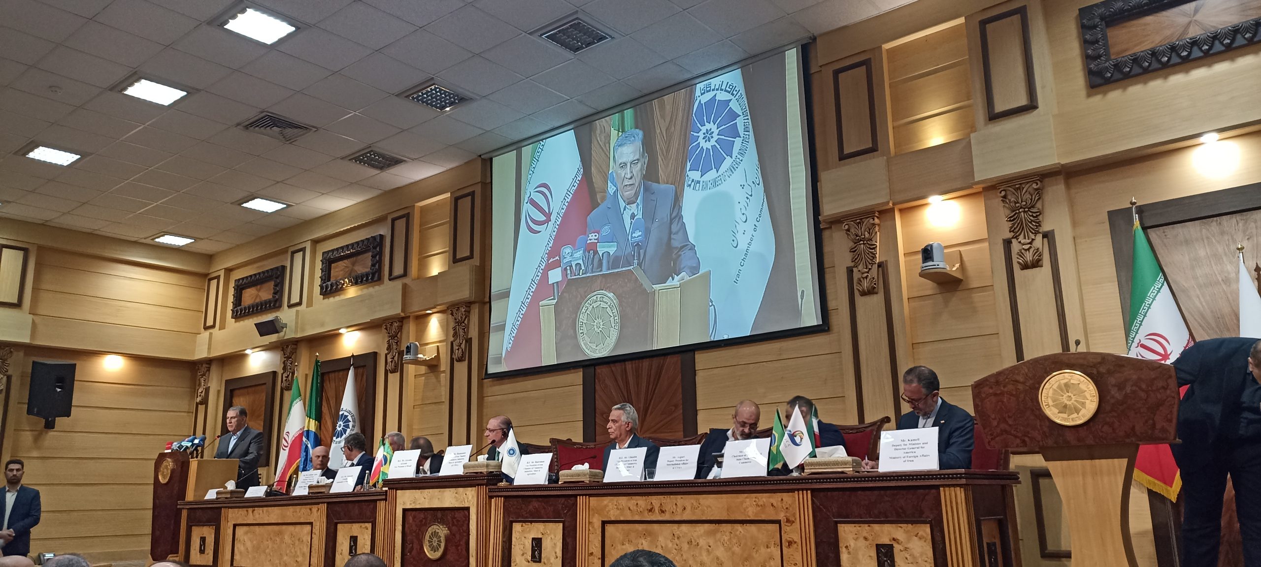 عامریان: روند دریافت ویزا برای تجار آسان تر شود