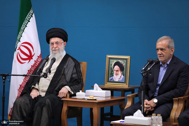 رهبر معظم انقلاب: آقای رئیس جمهور برای انتخاب وزیران با من مشورت کردند؛ برخی را تایید و برخی را هم تاکید کردم، تعداد زیادی را هم نمیشناختم و نظری نداشتم/حتماً به میان مردم و به سفرهای استانی بروید؛ به این که به شما بگویند پوپولیست و عوامگرا، اعتنا نکنید 5 https://asreeno.ir/wp-content/uploads/2024/08/نخستیندیدارهیئتدولتچهاردهمبارهبرمعظمانقلاب.jpg رهبر معظم انقلاب: آقای رئیس جمهور برای انتخاب وزیران با من مشورت کردند؛ برخی را تایید و برخی را هم تاکید کردم، تعداد زیادی را هم نمیشناختم و نظری نداشتم/حتماً به میان مردم و به سفرهای استانی بروید؛ به این که به شما بگویند پوپولیست و عوامگرا، اعتنا نکنید