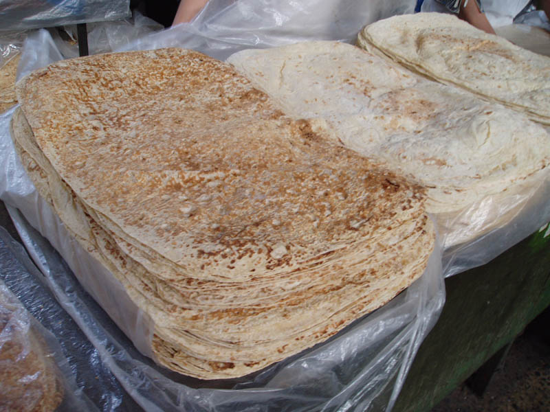 تمام نکات نان سالم که باید بدانید 1 https://asreeno.ir/wp-content/uploads/2024/11/Pan_armenio_en_el_mercado_de_Yerevan.jpeg تمام نکات نان سالم که باید بدانید
