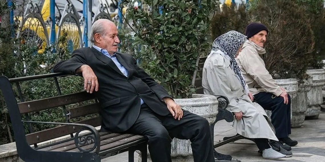 سال ۱۴۰۴: بازنشستگان چه زمانی منتظر افزایش حقوق باشند؟