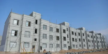 به گزارش پایگاه خبری عصری نو؛ مسکن ملی روز دست کارگران قزوین ماند. در حالی‌که طرح «نهضت ملی مسکن» قرار بود گره‌گشای معضل خانه‌دار شدن اقشار کم‌درآمد باشد، اکنون نشانه‌هایی جدی از ورود این پروژه ملی به مرحله بحرانی مشاهده می‌شود.