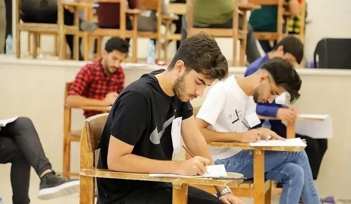 اقتصاددان برجسته: مقصر بیکاری فارغالتحصیلان نه هوش مصنوعی، بلکه اقتصاد ضعیف است 1 https://asreeno.ir/wp-content/uploads/2025/08/IMG_20250803_084001_802.jpg اقتصاددان برجسته: مقصر بیکاری فارغالتحصیلان نه هوش مصنوعی، بلکه اقتصاد ضعیف است