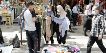 واگذاری فضای مغازه‌ها به دست‌فروشان؛ درآمد میلیونی برای برخی کسبه