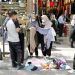 واگذاری فضای مغازه‌ها به دست‌فروشان؛ درآمد میلیونی برای برخی کسبه