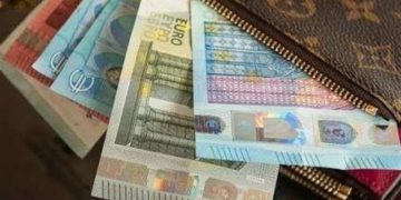 گردشگران از این پس با «توریست‌کارت» خرید می‌کنند؛ طرح جدید بانک مرکزی برای مدیریت ارز مسافران خارجی