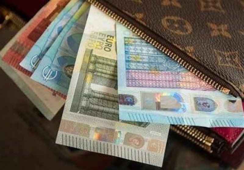 شرط جدید دولت برای دریافت یورو با کارت ملی 1 https://asreeno.ir/wp-content/uploads/2025/10/یورو.jpg گردشگران از این پس با «توریستکارت» خرید میکنند؛ طرح جدید بانک مرکزی برای مدیریت ارز مسافران خارجی