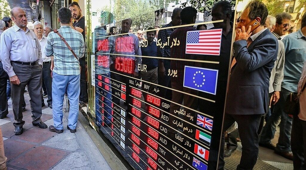 بازار ارز تعطیل شد؛ خریدارها منتظر، فروشنده‌ها غیبشان زد!