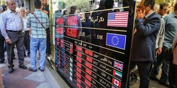 بازار ارز تعطیل شد؛ خریدارها منتظر، فروشنده‌ها غیبشان زد!