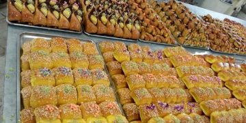 شیرینی هم لوکس شد؛ کاهش قدرت خرید مردم در بازار شیرینی