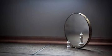 ۱۶ نشانه هشداردهنده: ممکن است در رابطه‌ای با یک خودشیفته گرفتار شده باشید